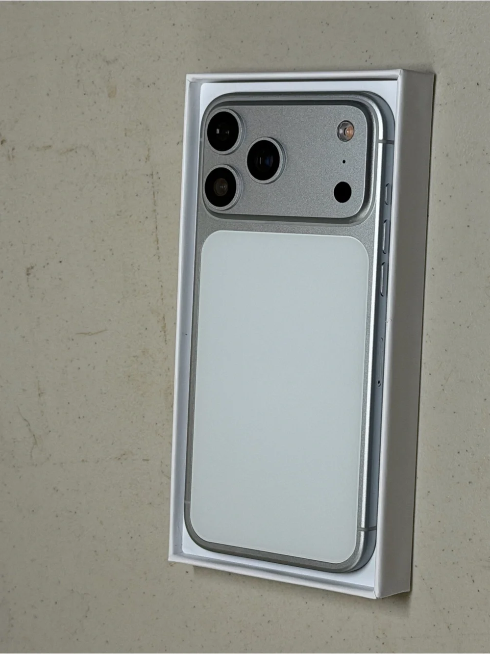 Smartphone High quality Silver & White Smartphone - Modern Dual-Tone Design 1TB